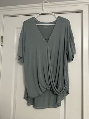 Short Sleeve V-Neck Twist Front Top